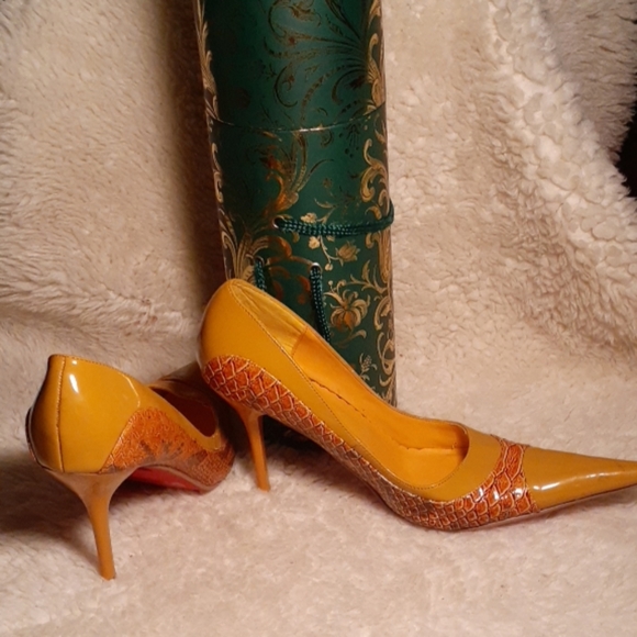 Pointed Toe Pumps - Picture 3 of 3